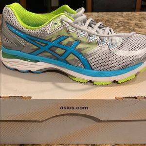 NIB Women’s ASICS GT 2000 4, size 9.